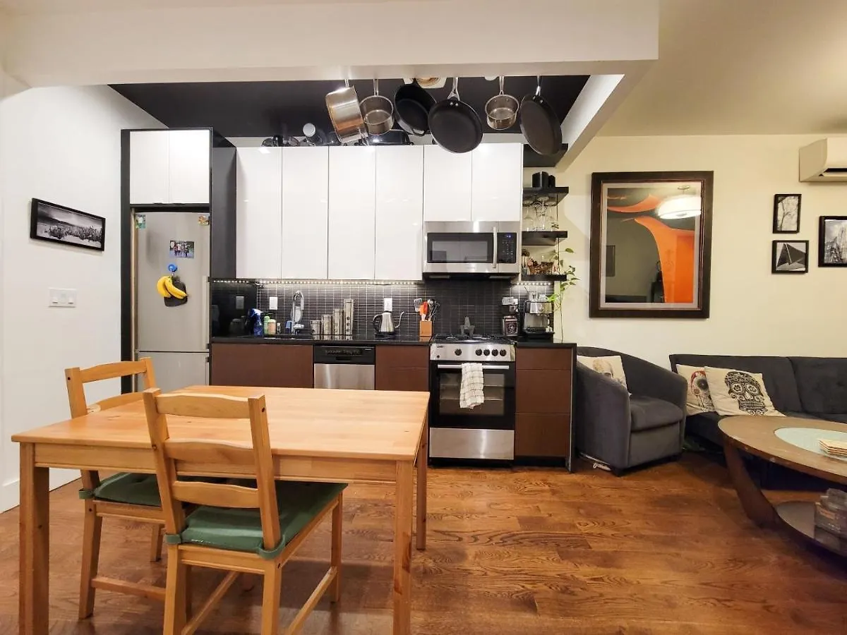 Private Room In A 4 Big 4 Room Apartament Green Point 纽约 0*,  美国